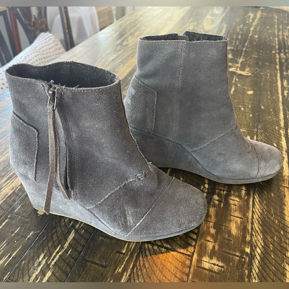 TOMS π Suede Grey Zipper Tassel Wedge Heel Boots - Size 7.5 - Picture 3 of 12
